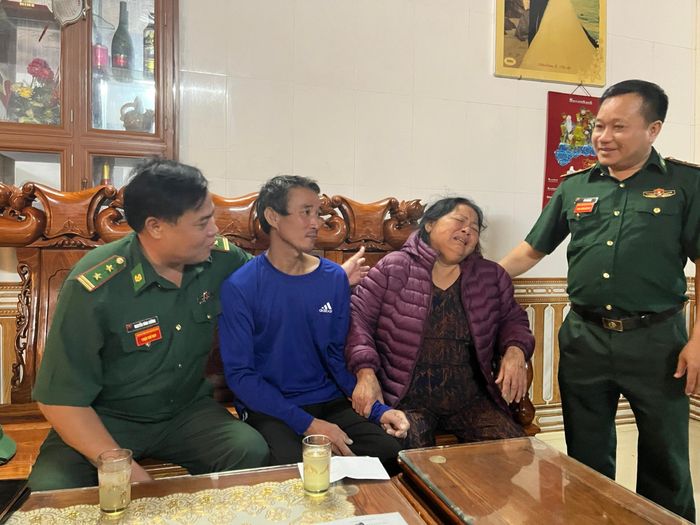  Lãnh đạo Đồn Biên phòng Cửa khẩu Cảng Gianh động viên gia đình ngư dân Nguyễn Mạnh Cường 