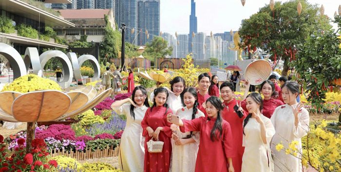  Các bạn trẻ tham quan vườn hoa tại ga Ba Son, phường Sài Gòn, TPHCM. Ảnh: HOÀNG TRIỀU 