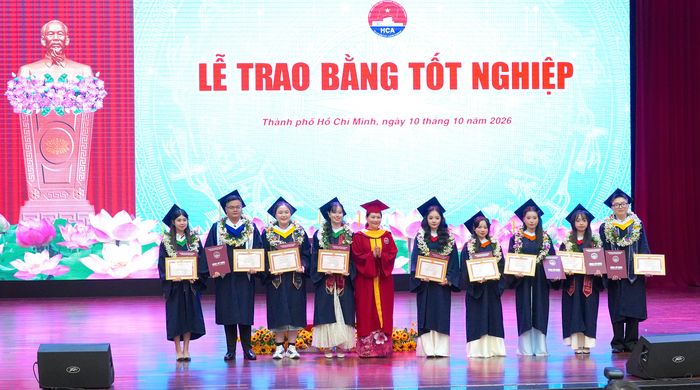 TS Nguyễn Thị Nhật Hằng trao bằng tốt nghiệp cho thủ khoa, á khoa. Ảnh: PHƯƠNG UYÊN