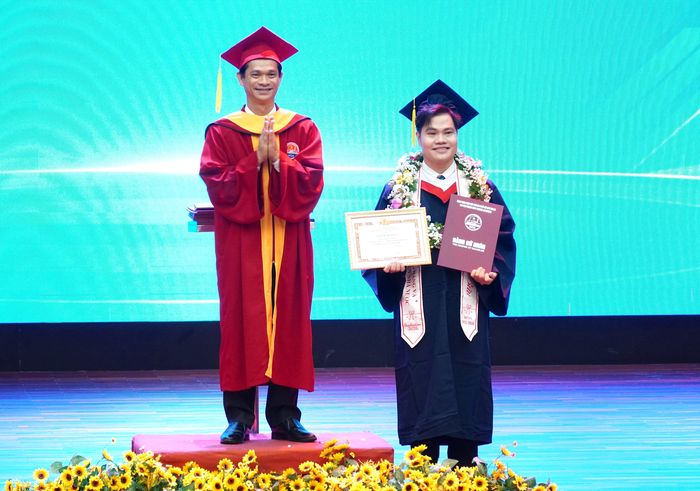 TS Phạm Ngọc Lợi, Phó Giám đốc Học viện Cán bộ TPHCM trao bằng tốt nghiệp cho tân cử nhân. Ảnh: PHƯƠNG UYÊN
