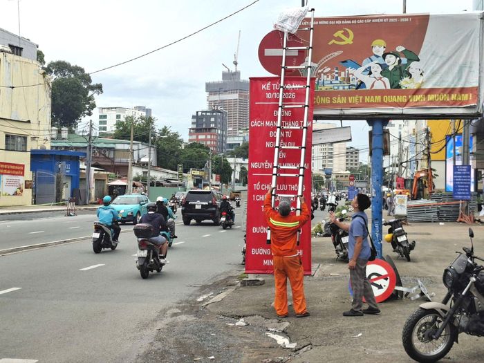  8 giờ 30 sáng 10-10, đoạn đường Cách Mạng Tháng Tám từ đường Nguyễn Du đến Nguyễn Thị Minh Khai chuyển thành một chiều. Ảnh: QUỐC HÙNG 