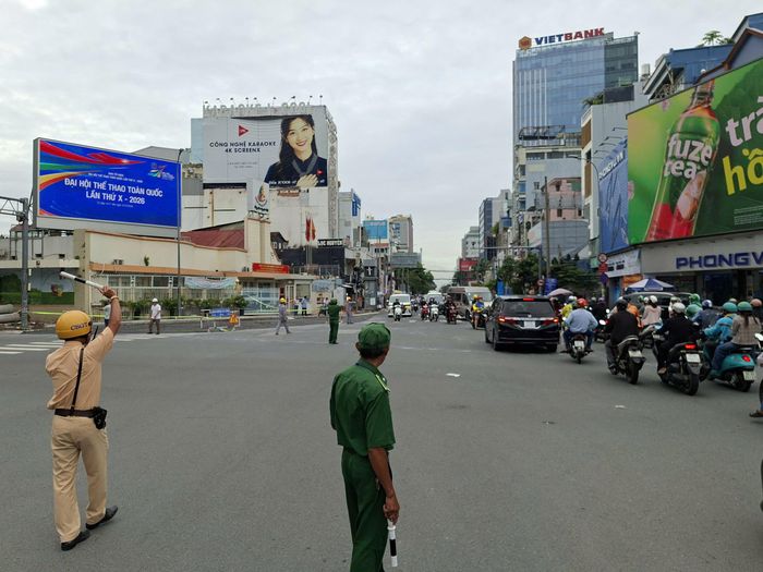  Tình hình giao thông tại đường CMT8 giao với Nguyễn Thị Minh Khai, sáng 10-10. Ảnh: QUỐC HÙNG 