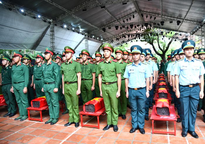  Các lực lượng chuẩn bị thực hiện nghi thức di quách 