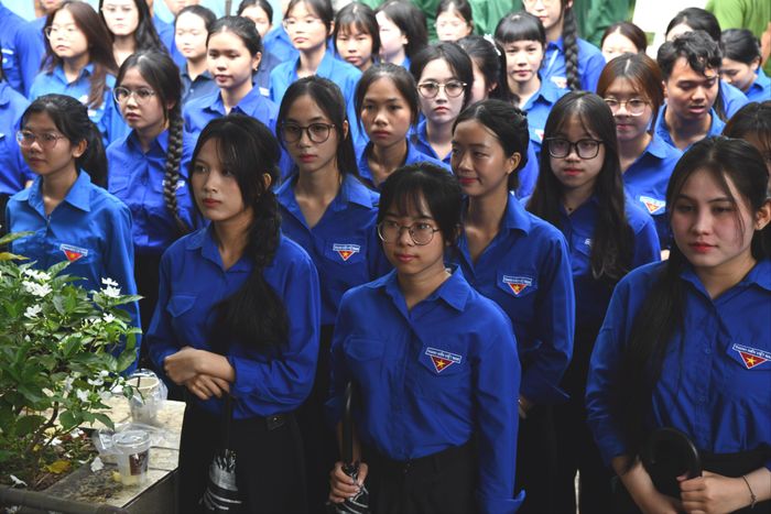  Thanh niên tình nguyện tập luyện hỗ trợ che dù cho các quách hài cốt liệt sĩ 