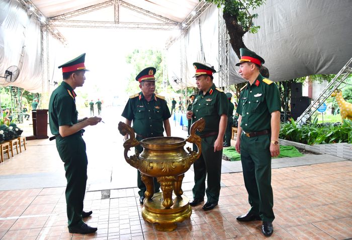  Thiếu tướng Trần Chí Tâm, Phó Chính ủy Quân khu 7 cùng Thiếu tướng Nguyễn Thành Trung, Chính ủy Bộ Tư lệnh TPHCM, trao đổi công tác tổ chức tại buổi sơ duyệt 