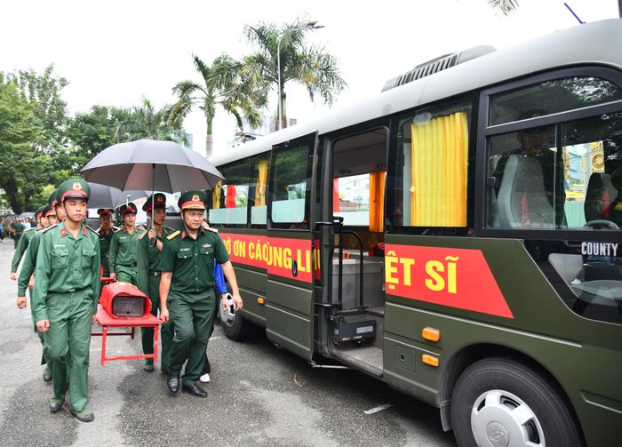  Các lực lượng luyện tập nghi thức di chuyển hài cốt liệt sĩ ra xe 