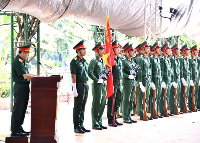  Đại tá Nguyễn Đình Chuẩn, Phó Chính ủy Bộ Tư lệnh TPHCM, thông qua chương trình buổi lễ 