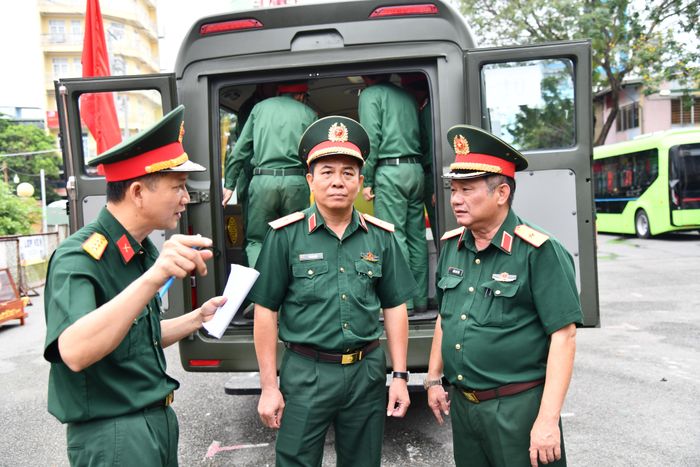  Thiếu tướng Trần Chí Tâm, Phó Chính ủy Quân khu 7 (ngoài cùng bên phải) và Thiếu tướng Vũ Văn Điền, Tư lệnh Bộ Tư lệnh TPHCM (giữa), chỉ đạo công tác tổ chức tại công viên 