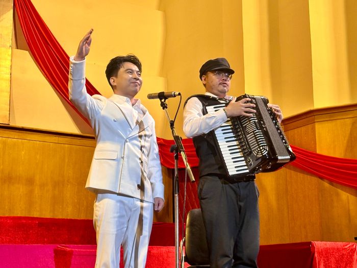  Ca sĩ Việt Thu thể hiện “Chào em cô gái Lam Hồng” của nhạc sĩ Ánh Dương, cùng phần phong cầm của nghệ sĩ Trần Trọng Tuyến. Ảnh: THANH HIỆP 