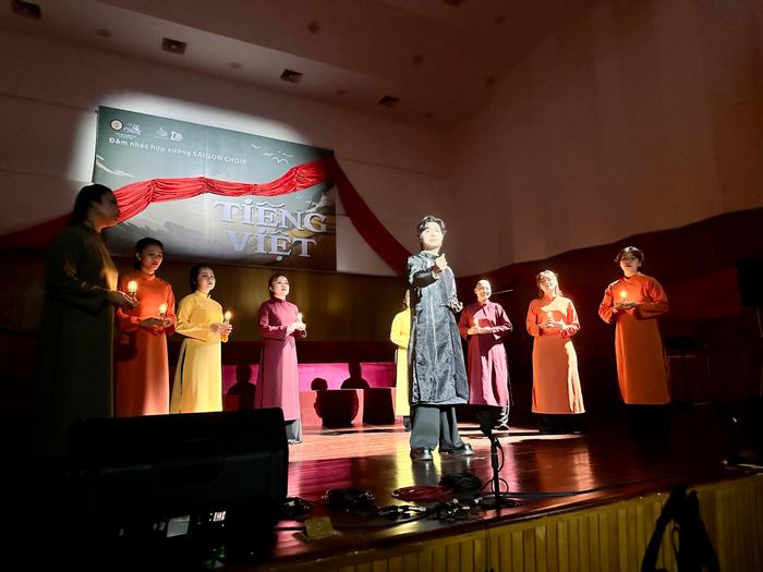  Nghệ sĩ cải lương Trọng Nhân biểu diễn không nhạc đệm bài "Dạ cổ hoài lang". Ảnh: THANH HIỆP 