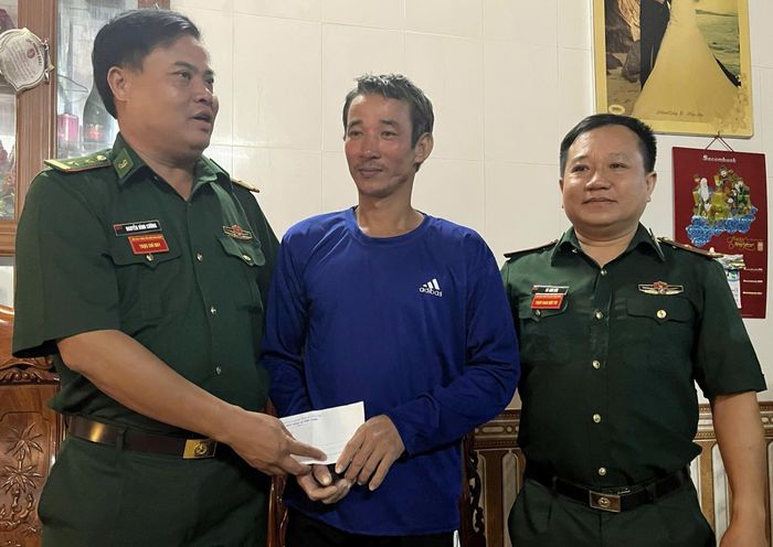  Lãnh đạo Đồn Biên phòng Cửa khẩu Cảng Gianh thăm hỏi, động viên ngư dân Nguyễn Mạnh Cường 