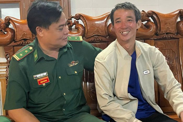  Lãnh đạo Đồn Biên phòng Cửa khẩu Cảng Gianh động viên ngư dân Nguyễn Mạnh Cường 