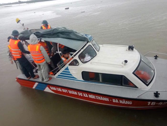 Các lực lượng phối hợp tìm kiếm nạn nhân. Ảnh: BCHQS Núi Thành 