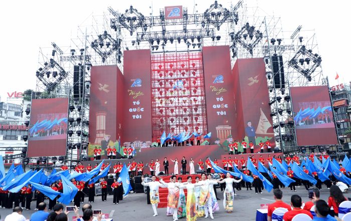  Thanh niên tham gia đồng diễn sáng 10-10. Ảnh: TIẾN CƯỜNG 