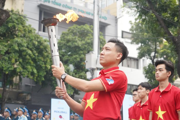  Nghi thức rước đuốc truyền thống tại chương trình. Ảnh: TIẾN CƯỜNG 