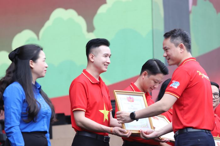  Lãnh đạo Trung ương Hội Liên hiệp Thanh niên Việt Nam trao bằng khen cho các đơn vị có thành tích trong Hành trình “Tôi yêu Tổ quốc tôi”. Ảnh: TIẾN CƯỜNG 