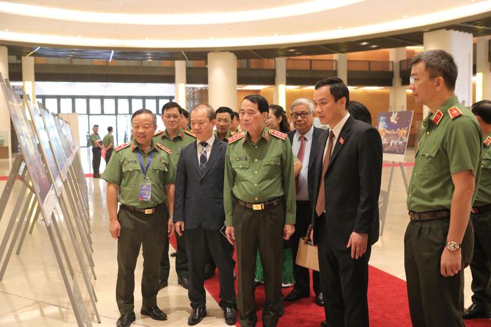  Các đại biểu tham quan triển lãm ảnh trong khuôn khổ hội thảo. Ảnh: CẨM HÀ 