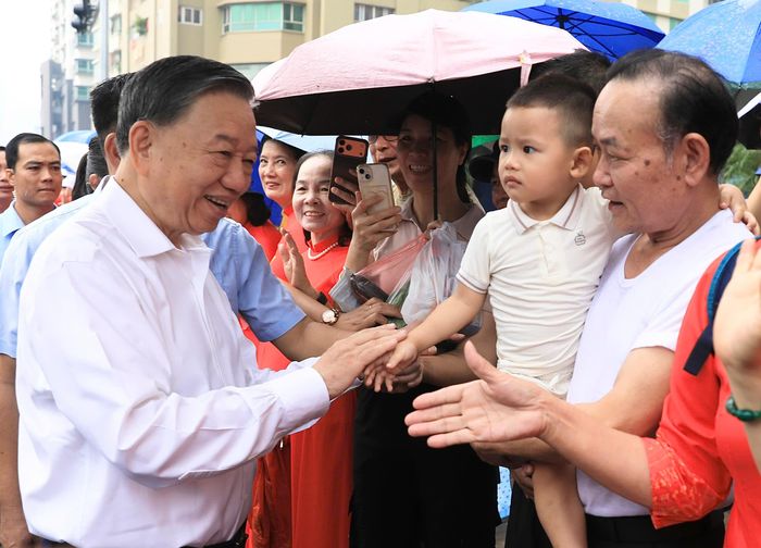  Tổng Bí thư, Chủ tịch nước Tô Lâm thăm hỏi, trò chuyện với người dân phường Cầu Giấy. Ảnh: QUANG THÁI 