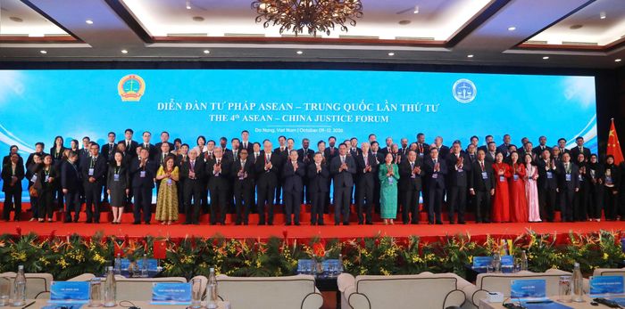  Đại biểu tham dự diễn đàn chụp ảnh lưu niệm 