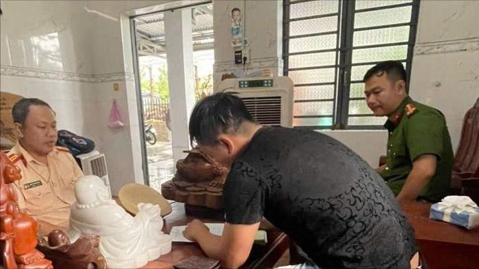 Lực lượng chức năng làm việc với chủ phương tiện. Ảnh: Phòng CSGT, Công an TP Đà Nẵng
