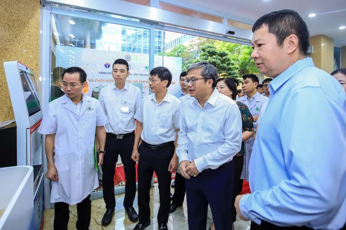 Phó Chủ tịch UBND TP Hà Nội Trương Việt Dũng kiểm tra mô hình hỗ trợ đăng ký khai sinh tại bệnh viện. Ảnh: THUẬN AN