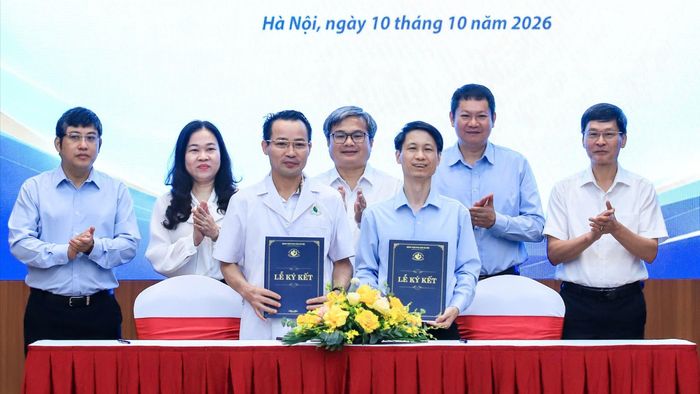 Đại diện các đơn vị ký kết phối hợp triển khai mô hình hỗ trợ đăng ký khai sinh tại bệnh viện. Ảnh: THUẬN AN
