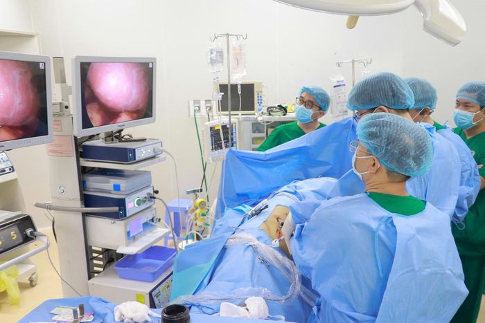  Ê kíp thực hiện ghép thận từ người hiến sống cho bệnh nhân mắc bệnh thận giai đoạn cuối 