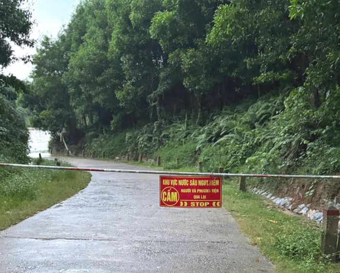  Xã Kỳ Lạc lập rào chắn, biển cảnh báo, cấm người và phương tiện qua cầu ngập nước 