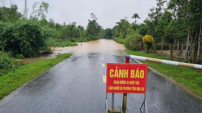  Lập biển cảnh báo đoạn ngập sâu trên quốc lộ 15 qua thôn Phúc Thịnh, xã Phúc Trạch 