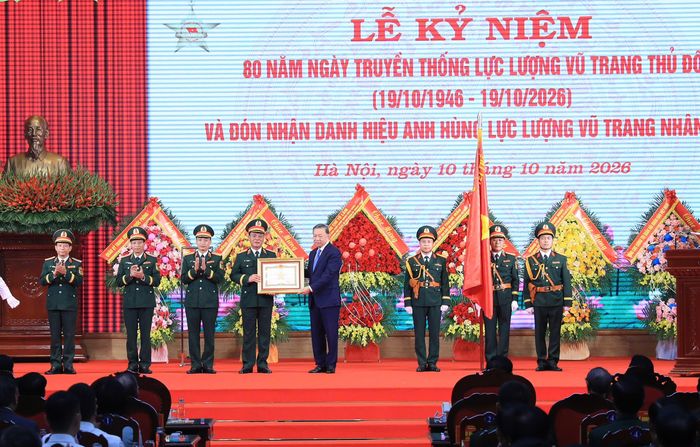  Tổng Bí thư, Chủ tịch nước Tô Lâm trao danh hiệu Anh hùng Lực lượng vũ trang nhân dân tặng Bộ Tư lệnh Thủ đô Hà Nội. Ảnh: QUANG THÁI 