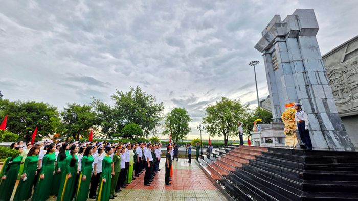 Đoàn đại biểu dâng hoa, dâng hương tại Khuôn viên Văn hóa Vùng 2 Hải quân