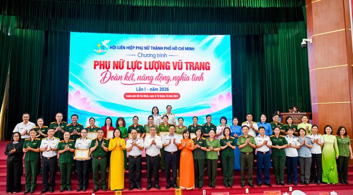 Đồng chí Nguyễn Phước Lộc và đại biểu chụp hình lưu niệm tại chương trình