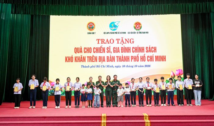 Ban Tổ chức trao tặng các phần quà tại chương trình