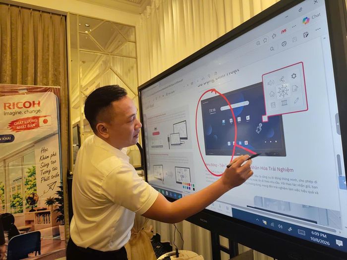 Giáo viên, học sinh có thể tương tác, chỉnh sửa, viết và vẽ trực tiếp trên màn hình trong quá trình giảng dạy. Ảnh: T.H