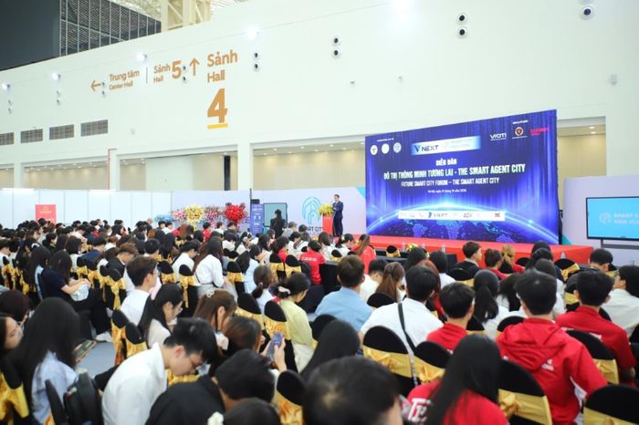 Phiên toàn thể của diễn đàn. Ảnh: T.G
