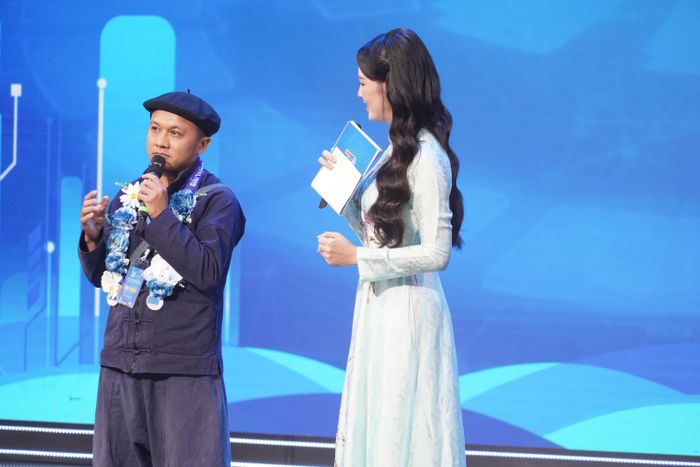  Anh Sùng Mạnh Hùng chia sẻ câu chuyện làm du lịch vùng cao. Ảnh: TIẾN CƯỜNG 
