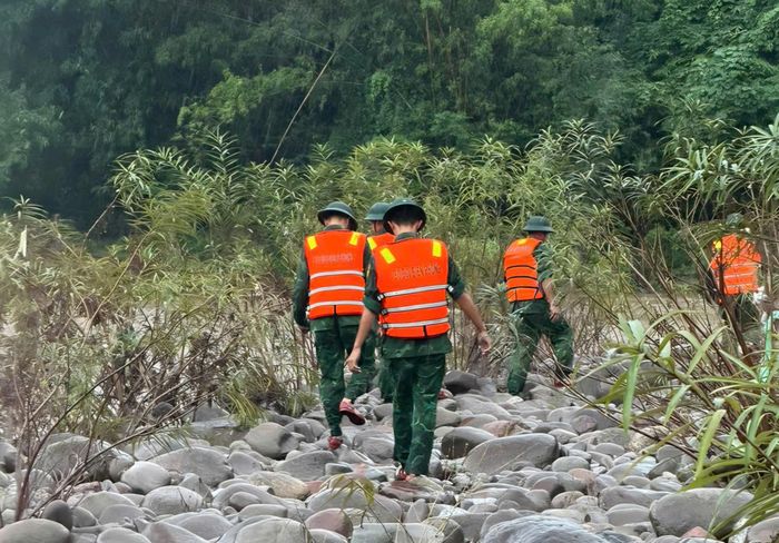  Lực lượng chức năng tìm kiếm bà H.T.L bị lũ cuốn trôi từ trưa 10-10 