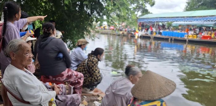  Người dân hai bên bờ sông Đường Xuồng theo dõi các đội đua ghe Ngo 