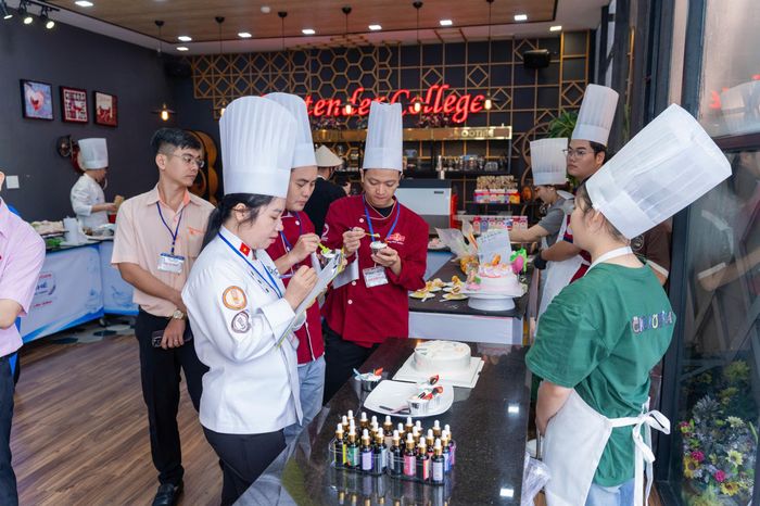  Ban giám khảo chấm điểm tại hội thi. Ảnh: HỒNG ĐÀO 