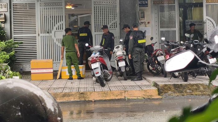 Công an khám xét trụ sở Công ty Cổ phần Kỹ thuật Tiêu chuẩn QCVN Việt Nam. Ảnh: NGUYỄN TÂN