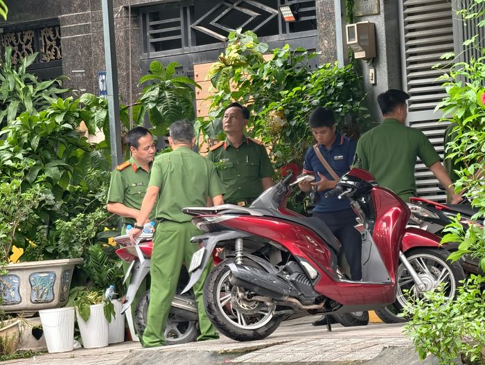Công an phong tỏa khu vực trước Công ty Cổ phần Kỹ thuật Tiêu chuẩn QCVN Việt Nam. Ảnh: NGUYỄN TÂN