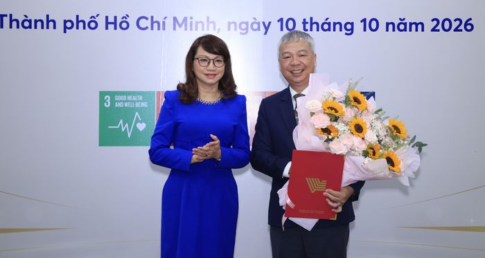  GS-TS Nguyễn Thị Thanh Mai (Giám đốc ĐHQG TPHCM) trao quyết định, tặng hoa chúc mừng Tân Hiệu trưởng Nguyễn Quốc Chính. 