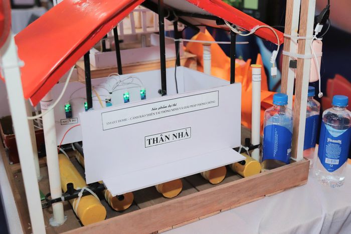 Mô hình ngôi nhà thông minh cảnh báo thiên tai được giới thiệu tại ngày hội