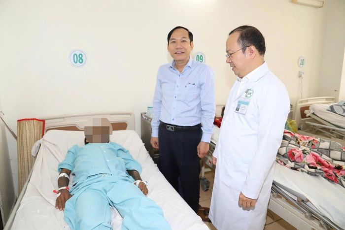  TS.BSCKII. Phạm Hữu Đoàn, Phó Giám đốc BVĐK Bà Rịa, cùng TS.BS Nguyễn Tạ Quyết, Trưởng khoa Gan mật tụy, BV Bình Dân trực tiếp đến tận giường bệnh để thăm khám và động viên anh T. 