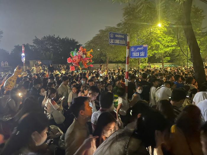  Đông đảo người dân Thủ đô tập trung ở khu vực hồ Tây xem bắn pháo hoa. Ảnh: NGUYỄN NGÂN 