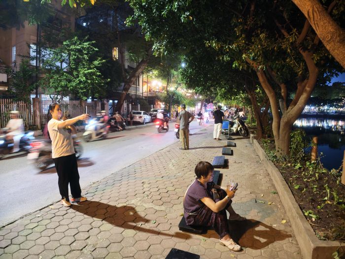  Người dân phường Hà Đông giữ chỗ từ sớm xem pháo hoa bên hồ Văn Quán. Ảnh: ĐỖ TRUNG 