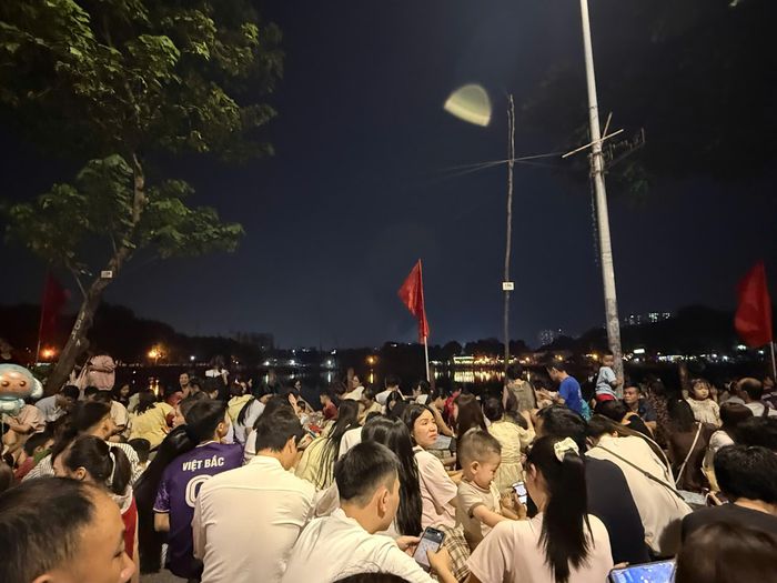  Người dân phường Hà Đông đến sớm chọn vị trí đẹp bên hồ Văn Quán. Ảnh: NGUYỄN HƯỞNG 