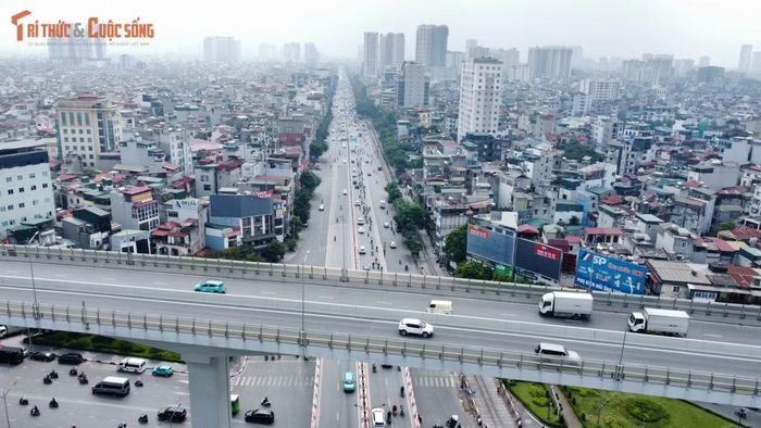Ghi nhận của PV Báo Tri thức và Cuộc sống, không khí giải phóng mặt bằng đang diễn ra khẩn trương trên đường Giải Phóng, đoạn qua nhiều phường ở Hà Nội.