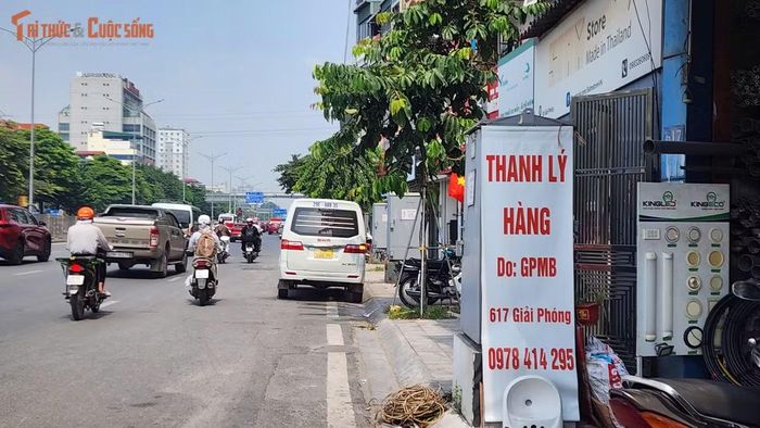 Nhiều hộ dân, hộ kinh doanh tranh thủ thanh lý hàng hoá để nhường đất cho dự án trọng điểm của Hà Nội.
