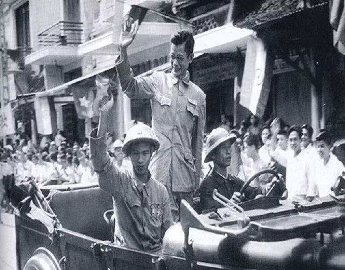 Bác sĩ Trần Duy Hưng vẫy chào nhân dân Hà Nội trong Ngày Giải phóng Thủ đô, 10/10/1954. Ảnh tư liệu.